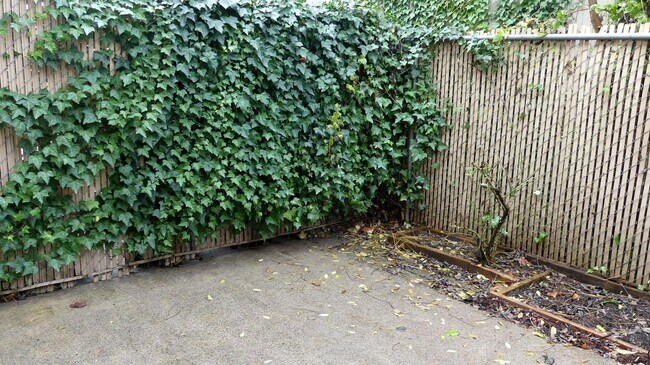 Building Photo - 3 Bed 2.5 Bath Townhome Near Fairview Village