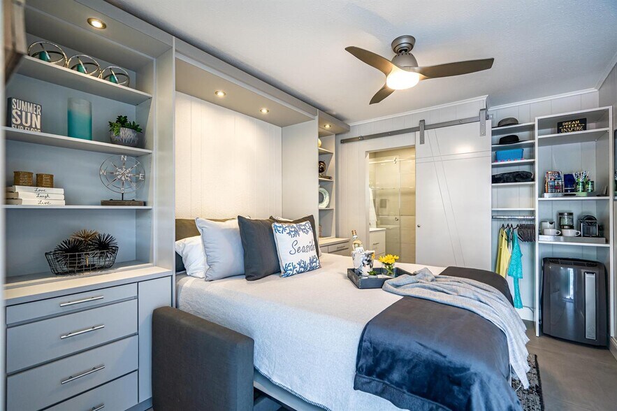 Building Photo - 100 Venetian Dr