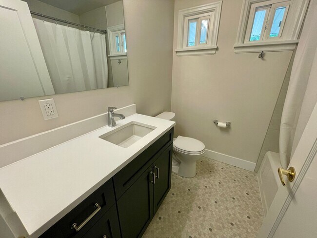 Building Photo - 7605 Sunset Cir W