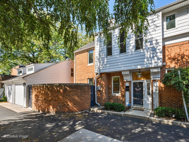 Primary Photo - 1608 N Larrabee St
