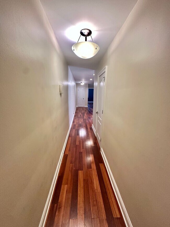 Building Photo - Enchanting Eckington 1 Bedroom Modern Condo w/Washer & Dryer