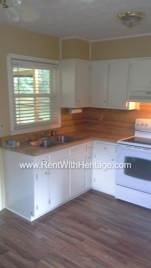 Building Photo - Amazing 4 Bedroom/ 2 Bath Home / Bonus Roo...