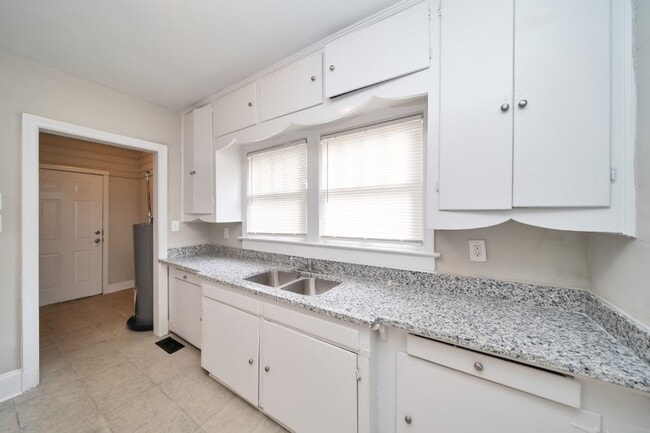 Building Photo - 817 31st Ave E