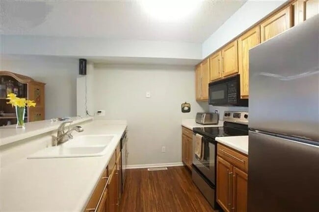 Building Photo - 2 bedroom, 2-1/2 bath end-unit condo west side Iowa City