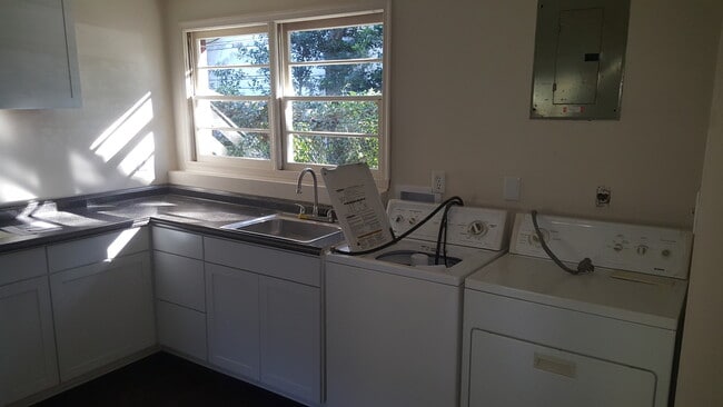 Building Photo - 9548 11th Bay St