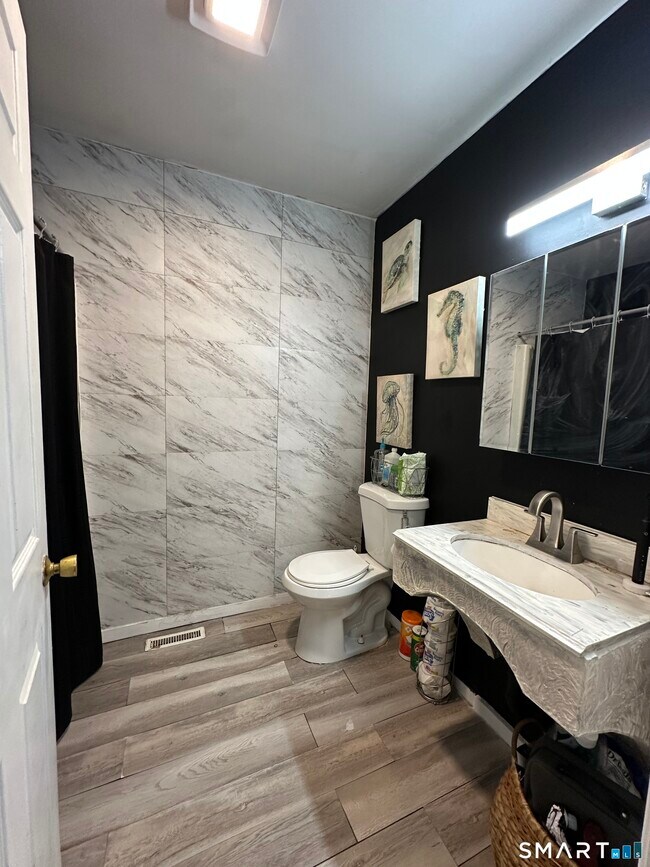 Building Photo - 203 Oakland St