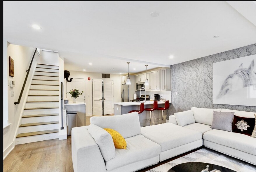 Building Photo - 2536 W Girard Ave