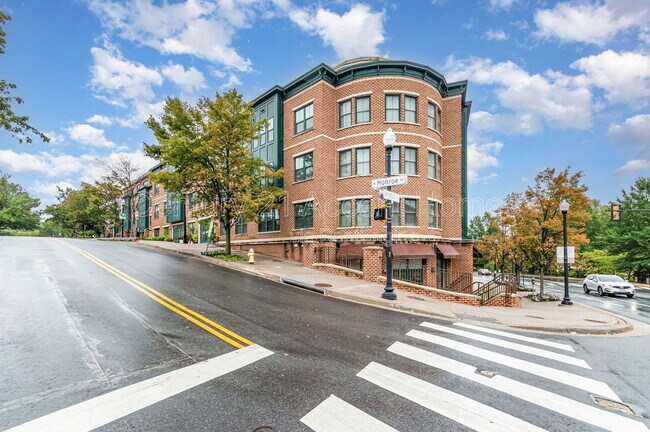 Building Photo - 2101 N Monroe St