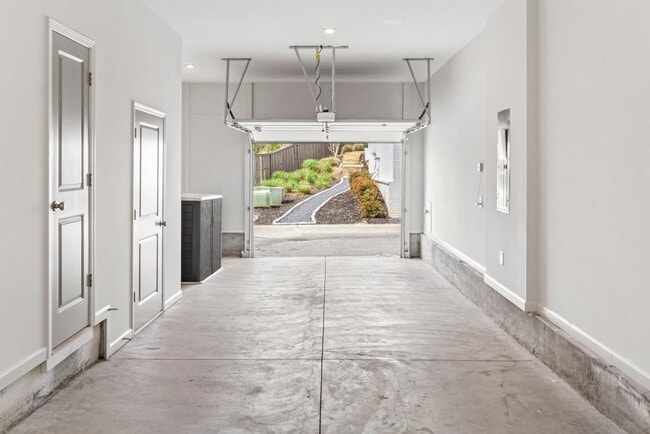 Building Photo - 916 Brees Ct