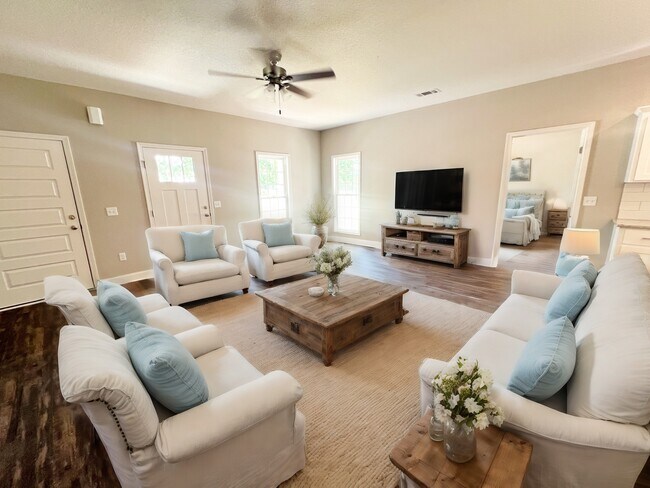 Building Photo - 215 Silverthorn Dr