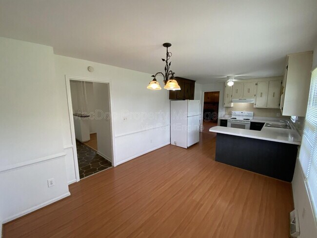 Building Photo - 1804 Sherwood Dr