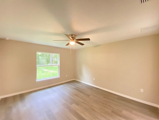 Building Photo - Custom Home - Desirable SW Ocala Neighborhood 3/2/2 **Won't Last**