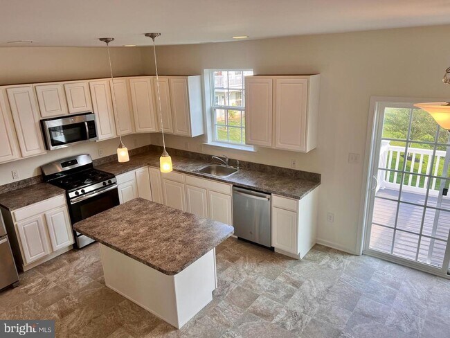 Building Photo - 654 Jacobsen Cir
