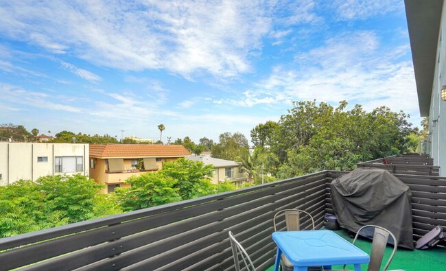 Building Photo - 1037 N Laurel Ave