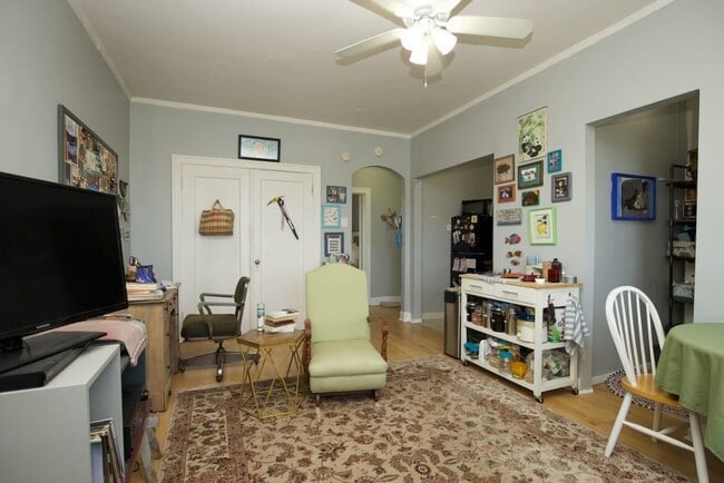 Building Photo - 6930 N Greenview Ave