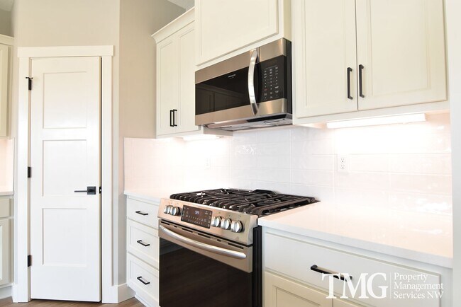 Building Photo - AmazingTownhome with Stunning Finishes! 1900+ Sq Ft, Fenced Yard!