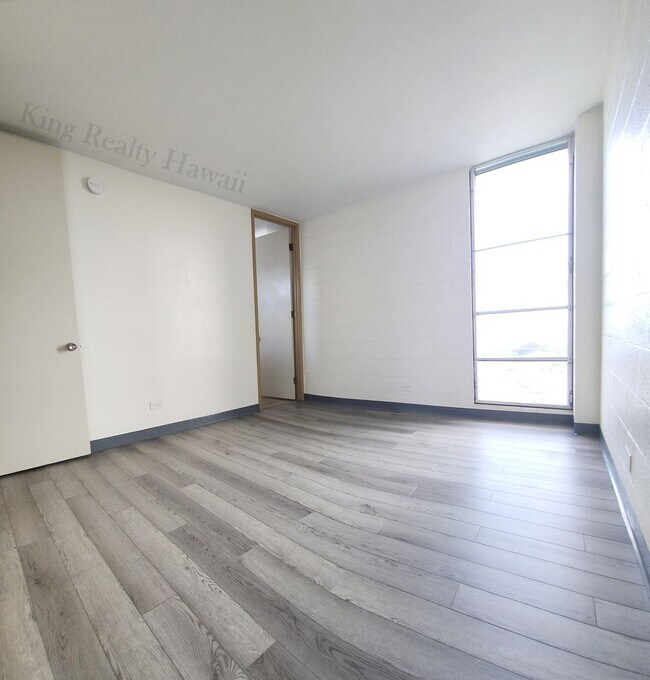 Building Photo - UPGRADED 3 br / 2 ba Only 2 units per flr,...