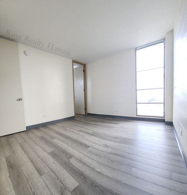 Building Photo - UPGRADED 3 br / 2 ba Only 2 units per flr, VIEWS, Utils Incl.+2 prkg.