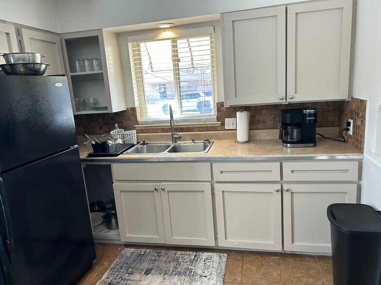 Building Photo - 4926 Hooker St