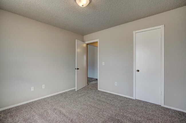 Building Photo - 628 N Robin Way
