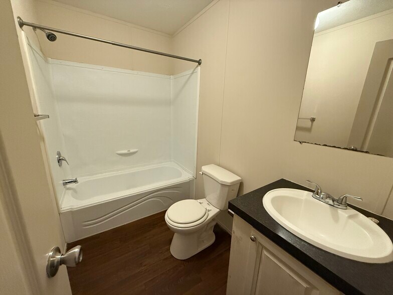 Shared Bathroom - 837 Sunflower Ln