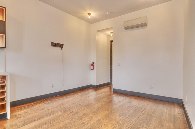 Building Photo - 43 Thorne St