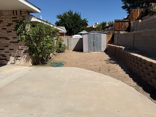 Building Photo - Nice, spacious 3 br, 2 Bath with major kit...