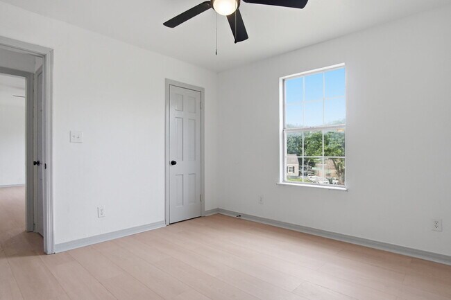 Building Photo - 1305 Bellevidere Dr