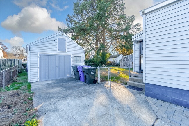 Building Photo - 405 Farrell St