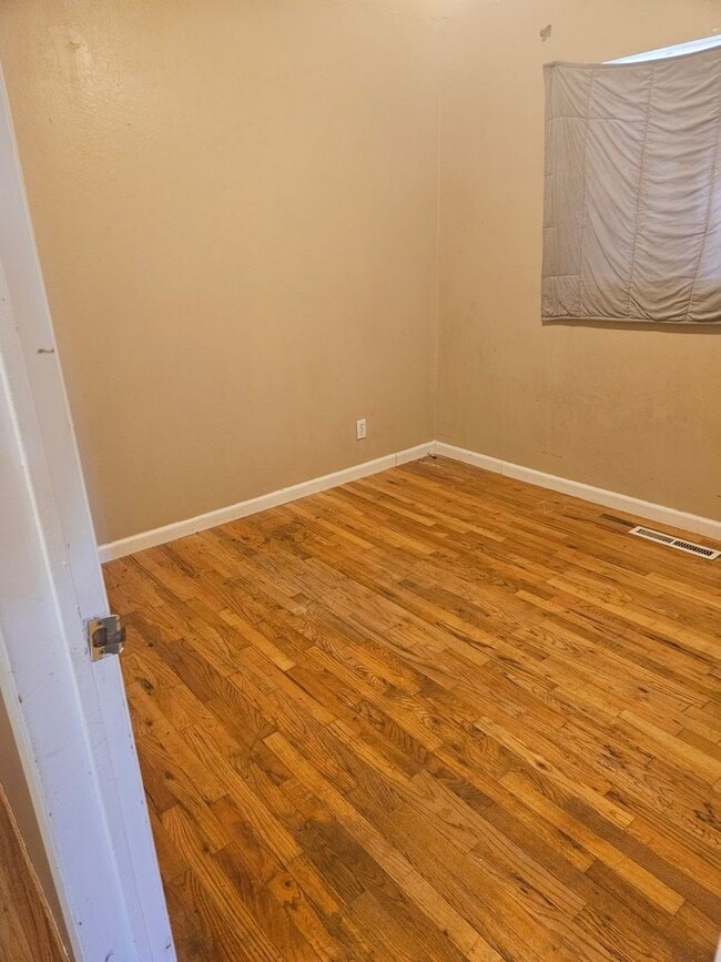 Building Photo - Large 3 bedroom in great location