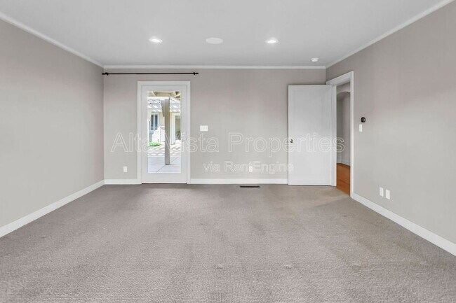 Building Photo - 5940 La Jolla Mesa Dr