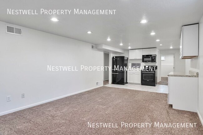 Building Photo - 1335 E Maplewood Cir