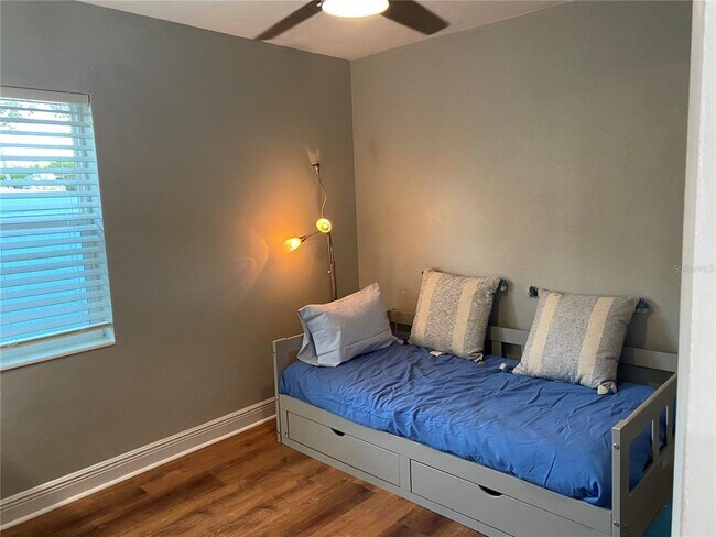 Building Photo - 323 Mira Vista Dr