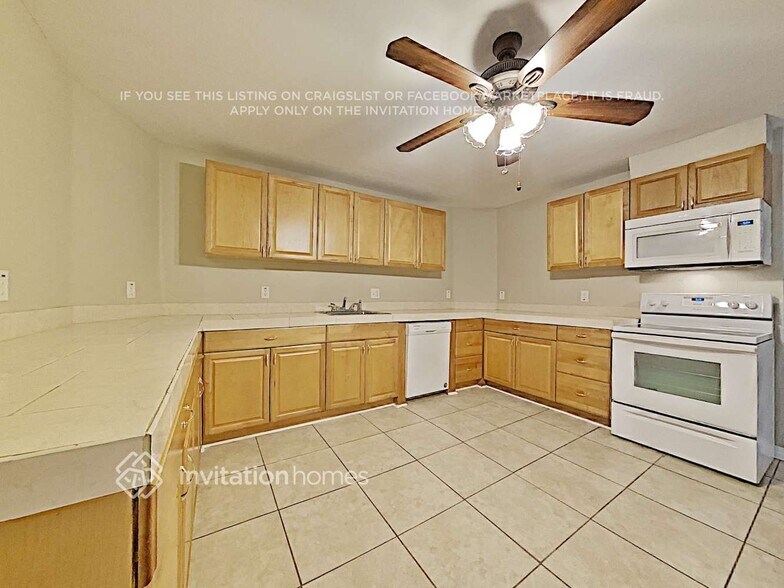 Building Photo - 2401 Granada Cir E