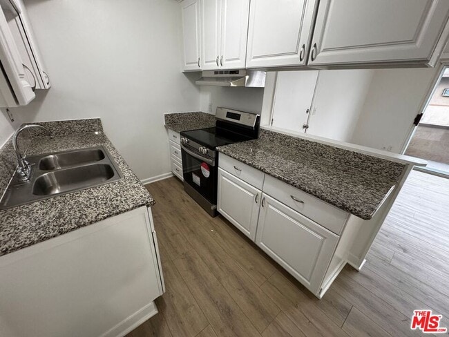 Building Photo - 13562 Vanowen St