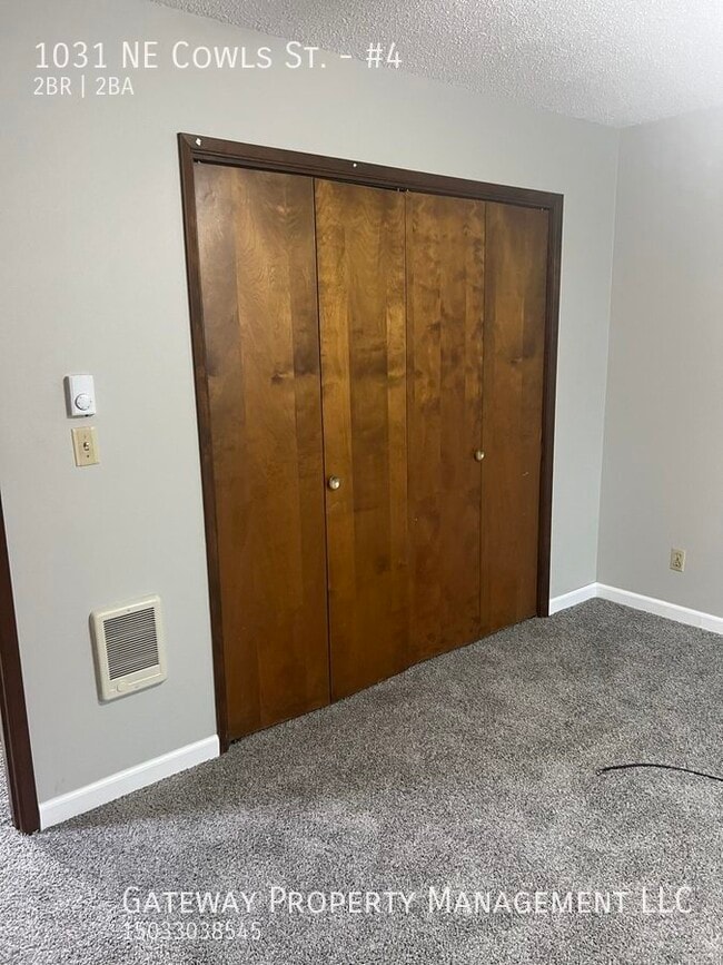 Building Photo - 1031 NE Cowls St