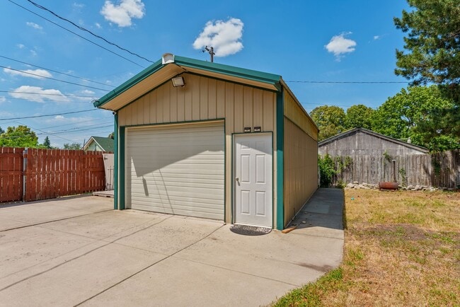 Building Photo - 2721 E Longfellow Ave