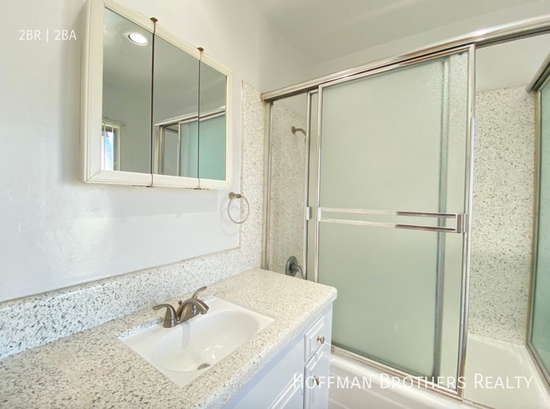 Building Photo - 319 S Clark Dr