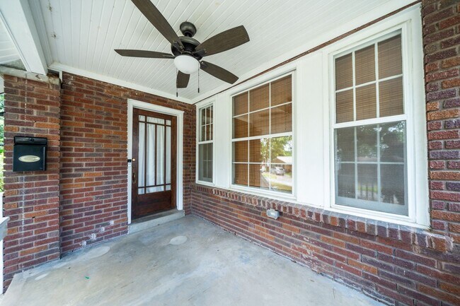 Building Photo - Charming home, great condition!