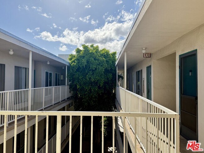 Building Photo - 5320 Zelzah Ave