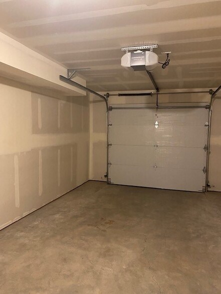 Building Photo - 2473 Wolcott Ave