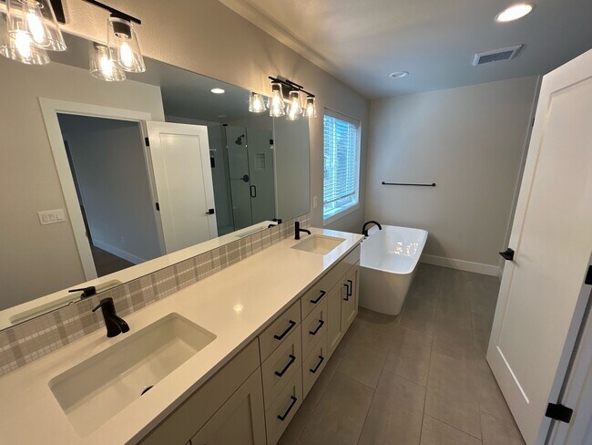 Building Photo - 20211 Glen Vista Rd