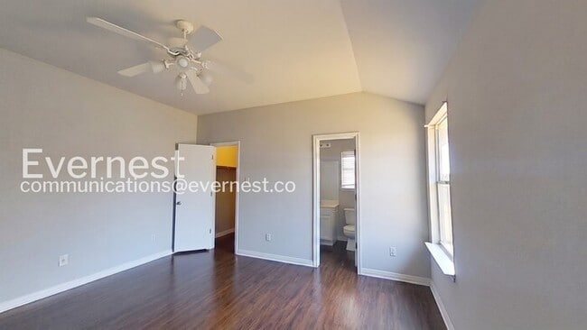 Building Photo - 1011 Iola Dr