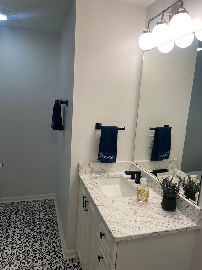 Building Photo - Spacious 2 Bedroom Luxury Condo with Pool Access – Wilmington, NC