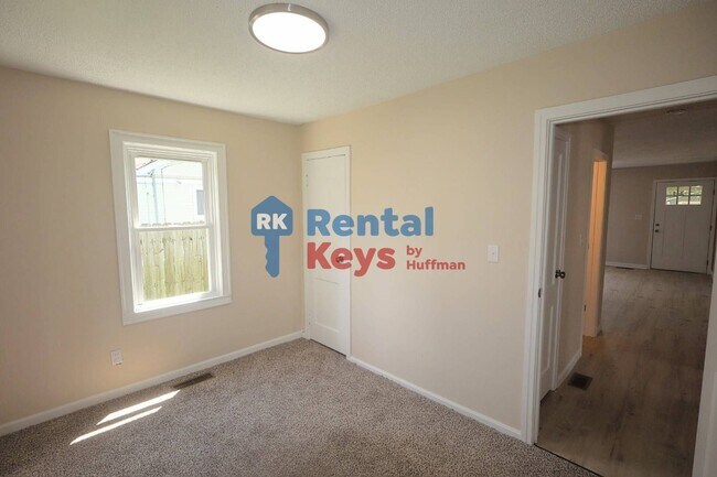 Building Photo - Three Bedroom House | New Flooring