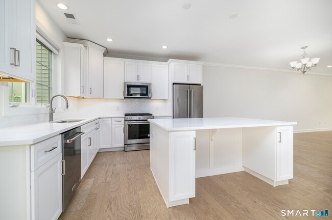 Building Photo - 15 E Cross Trail