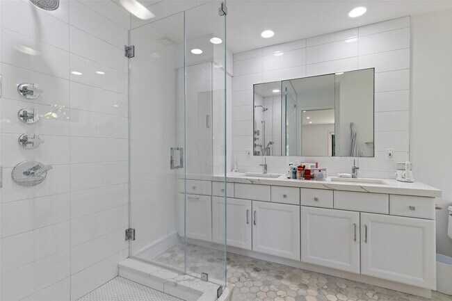 Building Photo - 682 Heritage Hills
