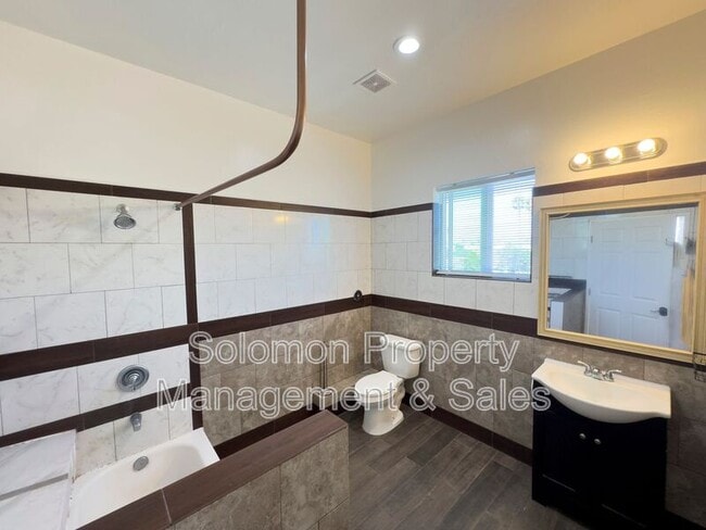 Building Photo - 2030 Broadway St