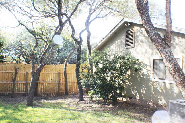 Building Photo - Lovely rental home near UTSA and USAA. Rea...