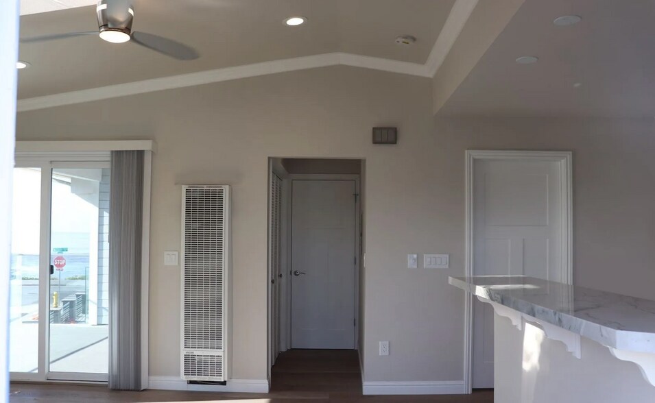 Building Photo - 902 W Cliff Dr